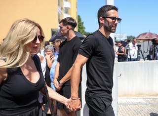 Jogador de futebol português Joao Moutinho chega fora da capela fúnebre para o WAK